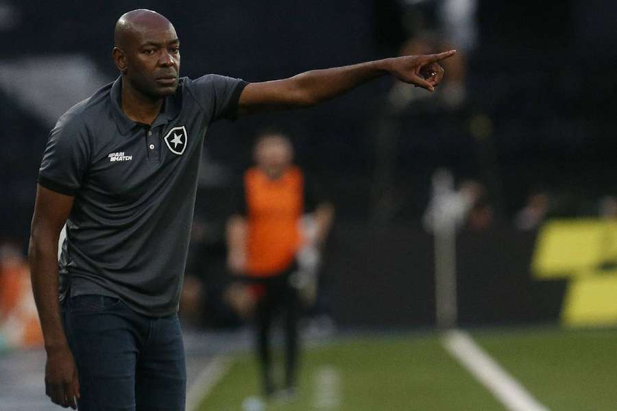 Caçapa assumiu cargo de técnico interino do Botafogo após a saída de Luís Castro