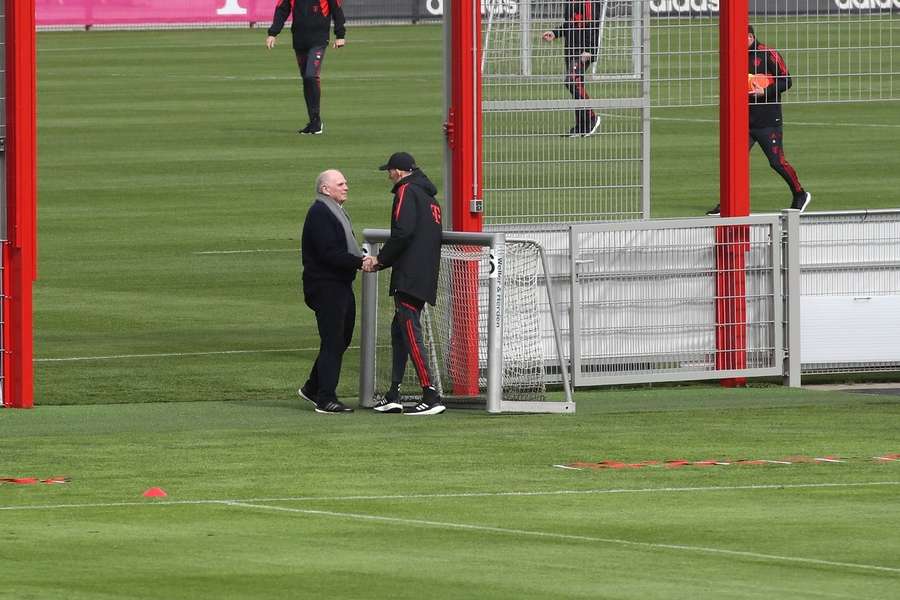 Freundliche Begrüßung zwischen Uli Hoeneß und Trainer Thomas Tuchel