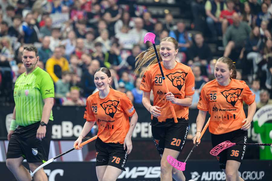 Hana Vendžurová a sestry Ema (20) a Anna (36) Brucháčkovy.