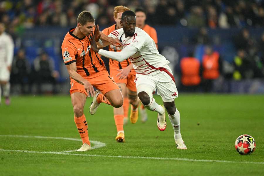 Duelo por el balón en el Shakhtar-Brest