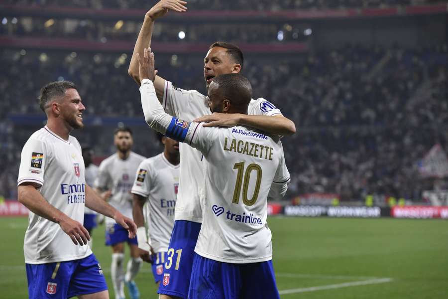 Jucătorii lui Lyon sărbătorescu un gol