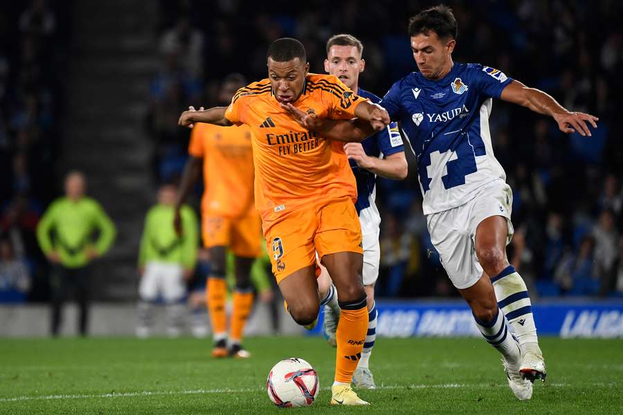 Kylian Mbappé au duel avec Martín Zubimendi