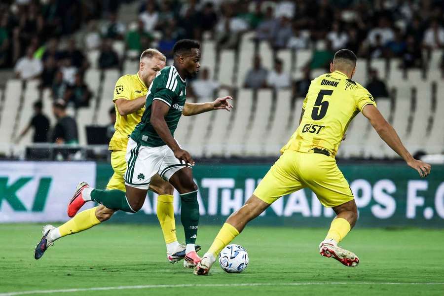 Jakmile se Andrews Tetteh (v zeleném) rozběhl, byla obrana Hradce v nebezpečí. Jakmile se Andrews Tetteh (v zeleném) rozběhl, byla obrana Hradce v nebezpečí.