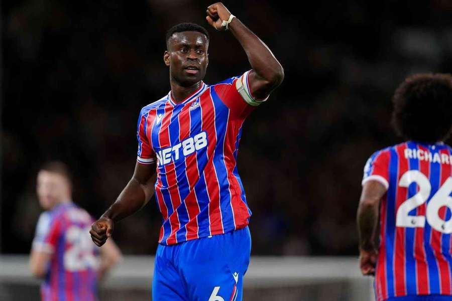 Guehi em ação pelo Palace