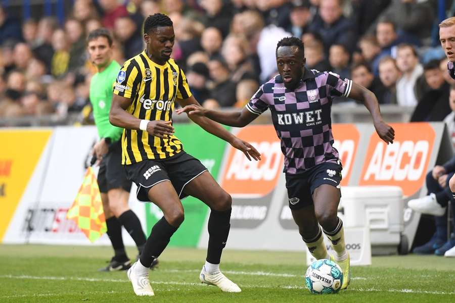 Bobby Adekanye voor Go Ahead in actie in de uitwedstrijd tegen Vitesse