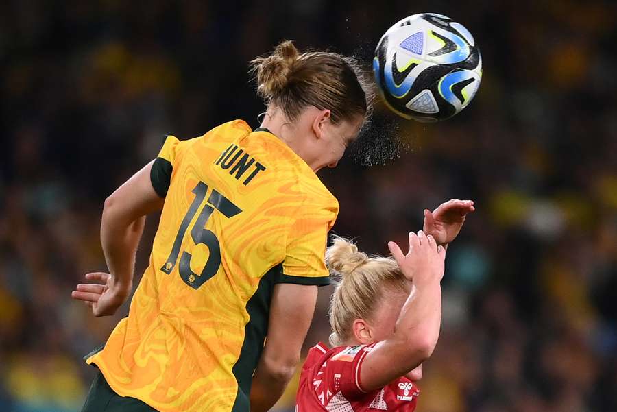 Clare Hunt in actie namens Australië tegen Denemarken