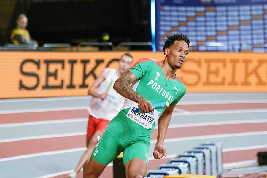 Omar Elkhatib foi quinto na primeira série, em 45,22 segundos, o 12.º tempo entre os semifinalistas Omar Elkhatib foi quinto na primeira série, em 45,22 segundos, o 12.º tempo entre os semifinalistas
