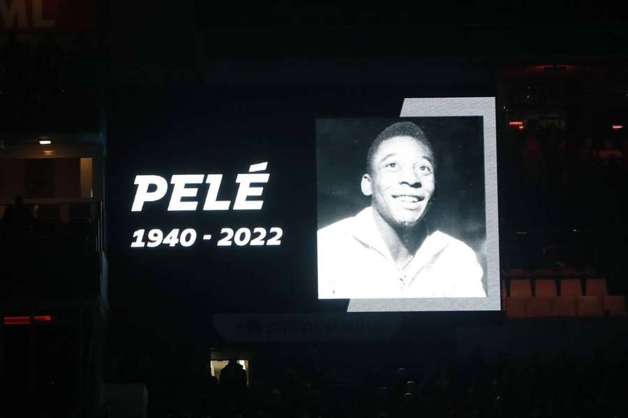 Pelé é homenageado antes de amistoso do Milan na Europa