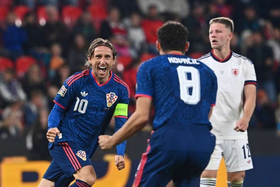 Oslavující Luka Modrič a Mateo Kovačič. Oslavující Luka Modrič a Mateo Kovačič.