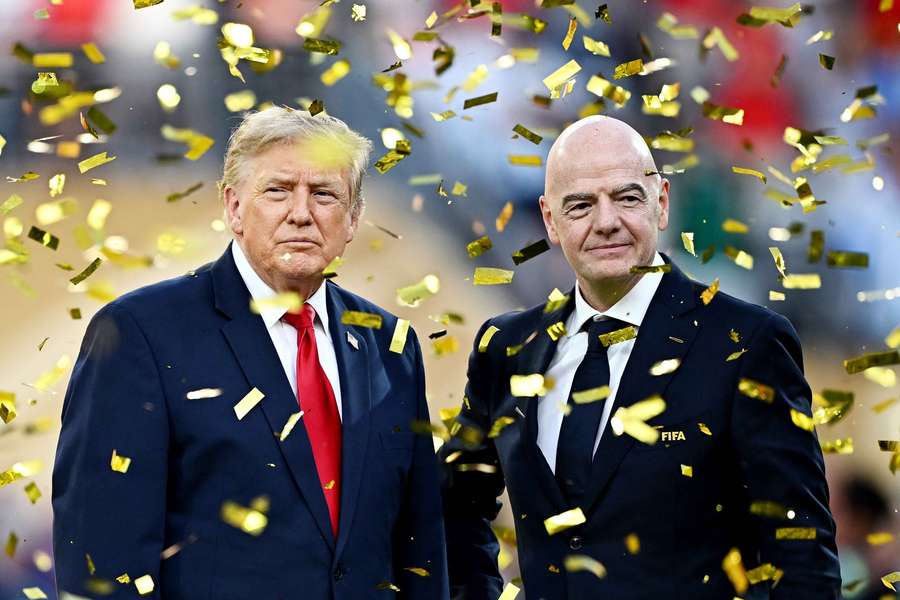FIFA-Präsident Infantino (r.) neben US-Präsident Trump (l.) FIFA-Präsident Infantino (r.) neben US-Präsident Trump (l.)