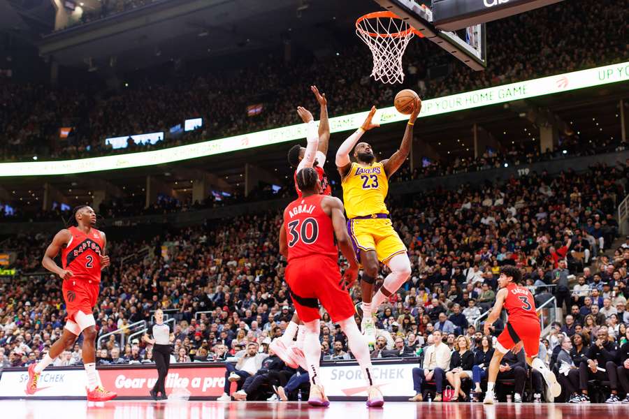 LeBron James, en una entrada a canasta.