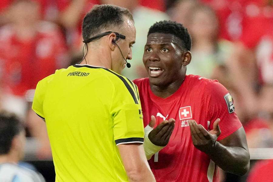 Embolo foi expulso após simular uma falta no meio-campo Embolo foi expulso após simular uma falta no meio-campo