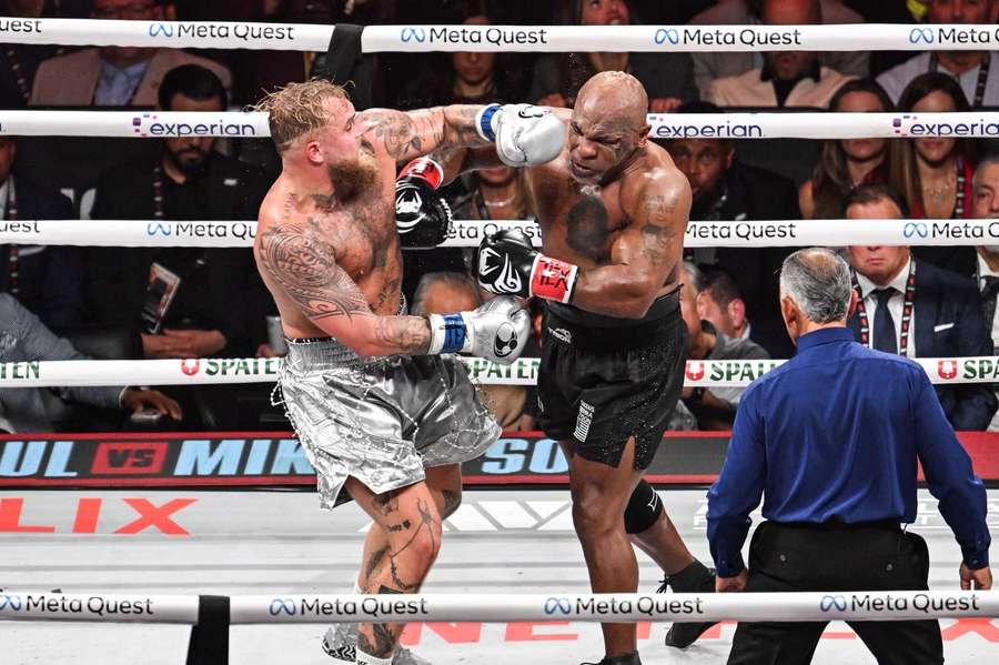 Mike Tyson, en pleno combate ante Jake Paul.