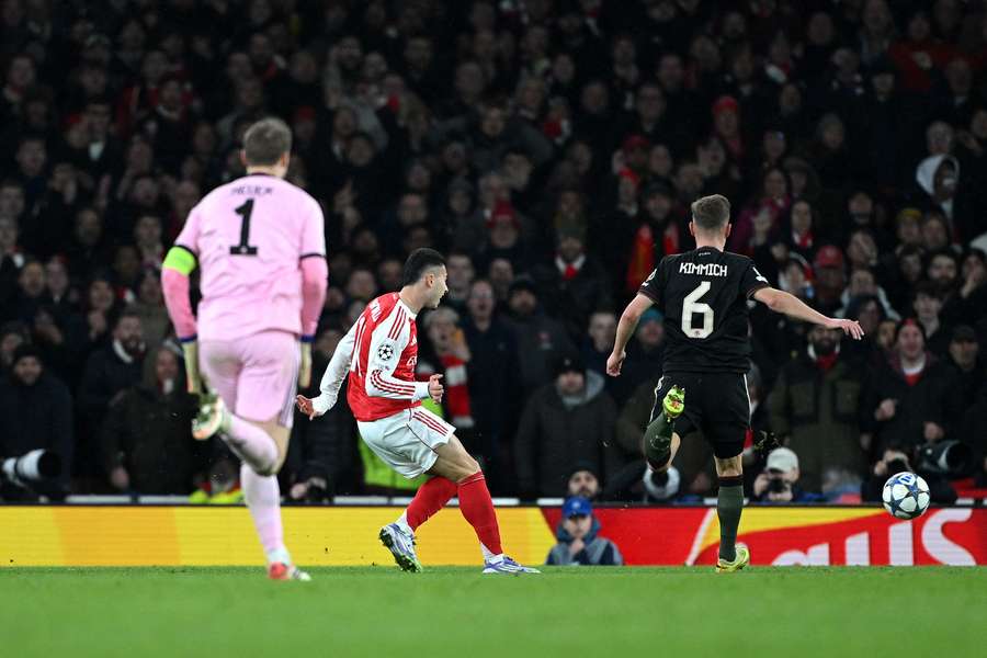 Der hoch aufgerückte Neuer (l.) kann bei Martinellis 3:1 für Arsenal gegen Bayern nur zuschauen.