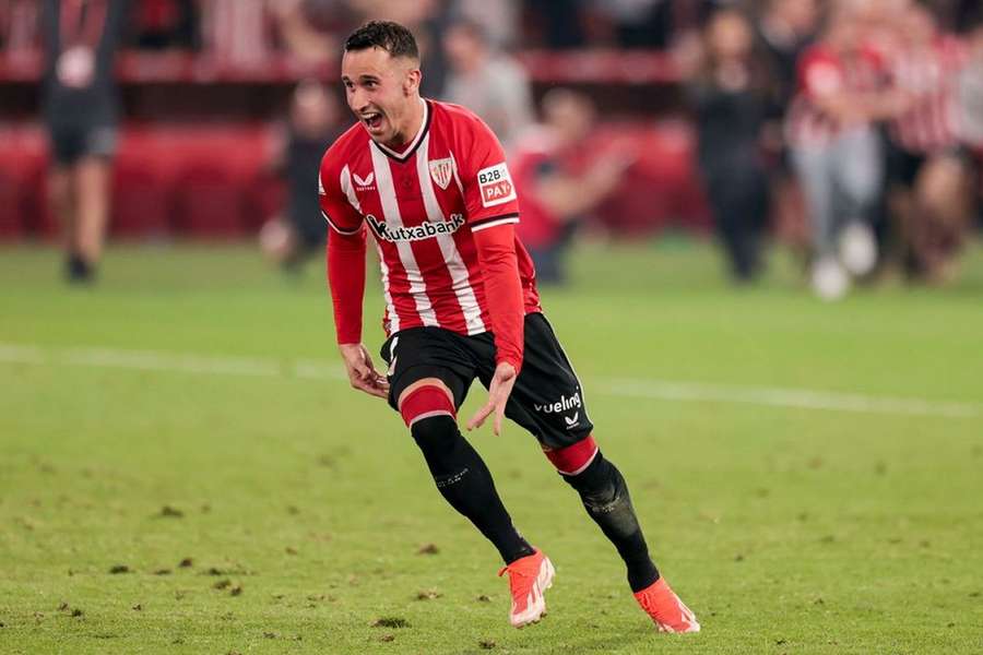 Athletic Bilbao's Dani Vivian (centre) celebrates scoring his team's second goal against Celta Vigo