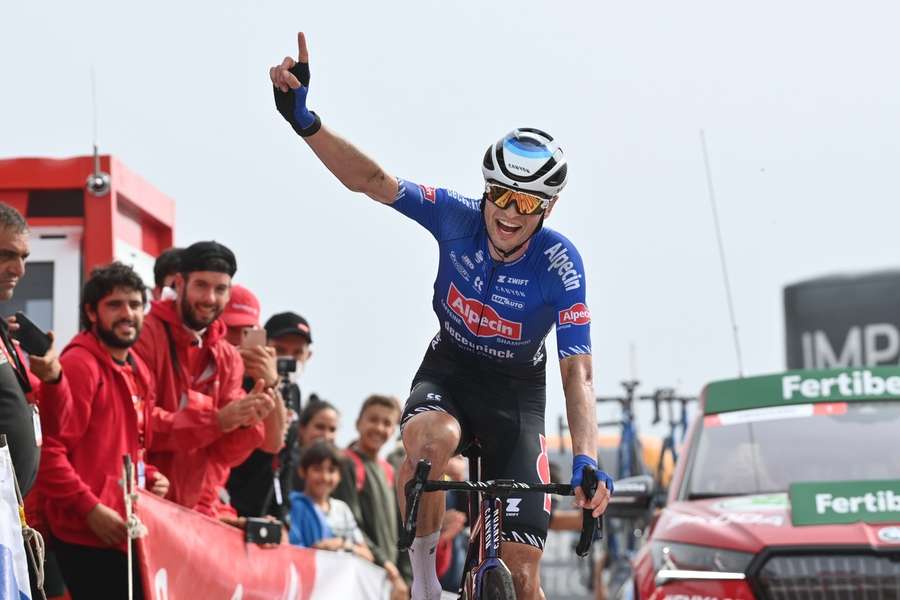 Australan Vine si dojel pro další etapové vítězství, Vueltě nadále vévodí Evenepoel