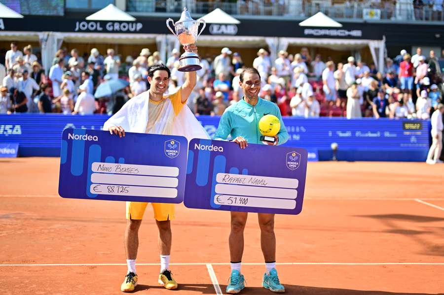 Nuno Borges e Rafael Nadal com os troféus e... os cheques na Suécia