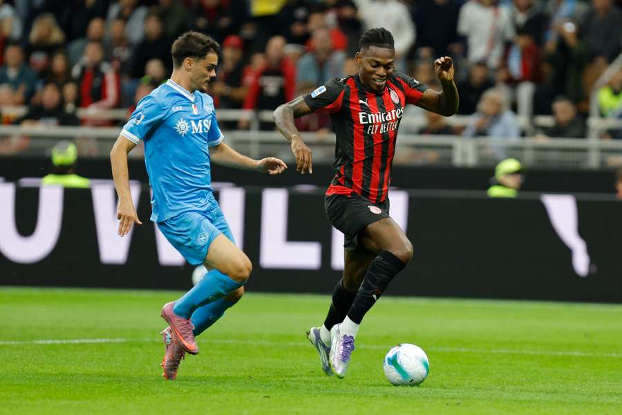 Rafa Leao e Miguel Gutierrez durante l'ultima sfida tra rossoneri e azzurri