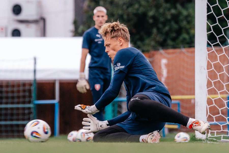 Brankáři budou moci na Euru U21 držet míč v rukou maximálně osm sekund. Brankáři budou moci na Euru U21 držet míč v rukou maximálně osm sekund.