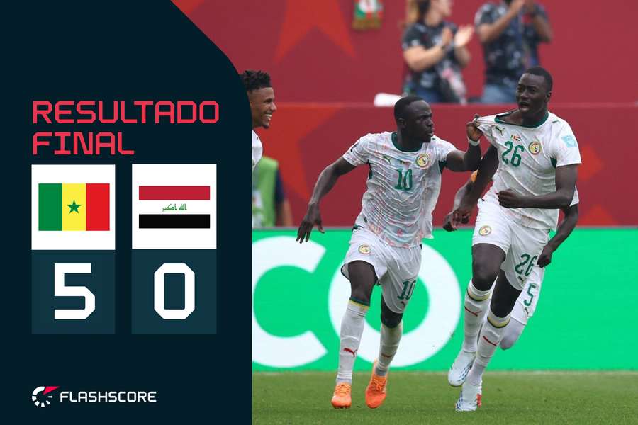 Pape Gueye, do Senegal, celebra com os colegas Sadio Mané e Ismail Jakobs após marcar golo