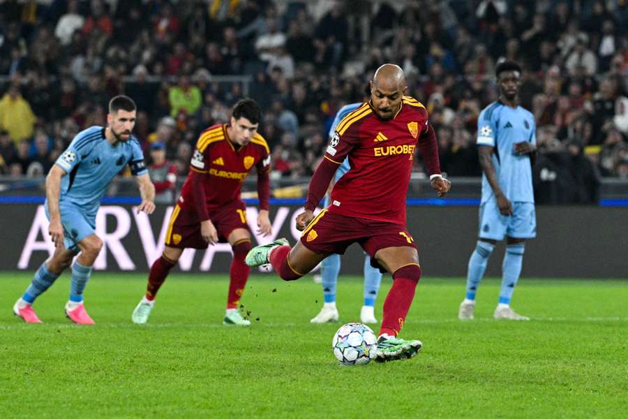 Dopo il gol in Champions contro lo Slovan Bratislava, Malen torna titolare in campionato Dopo il gol in Champions contro lo Slovan Bratislava, Malen torna titolare in campionato