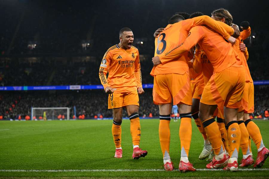 Los jugadores del Madrid celebran su victoria en Manchester