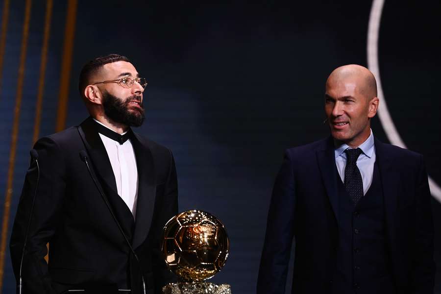 Zidane le entregó a Benzema el Balón de Oro