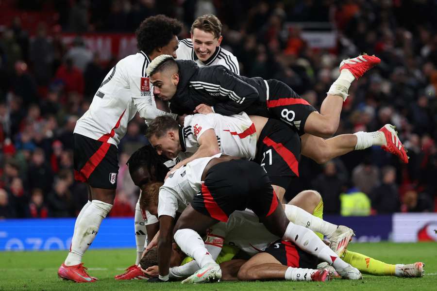 Willian e Andreas Pereira na comemoração da vitória do Fulham