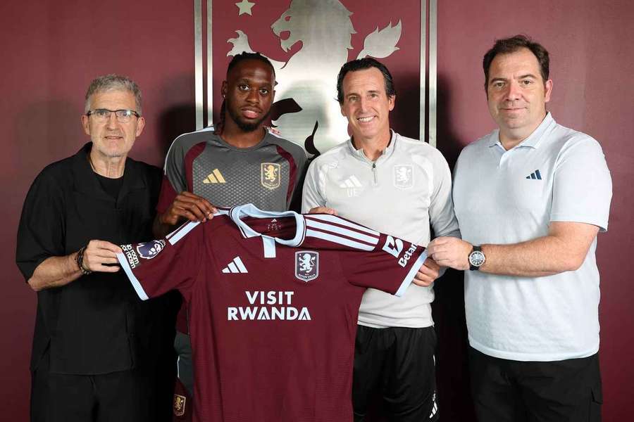 Wan-Bissaka (drugi z lewej) jest szóstym letnim wzmocnieniem Aston Villi. Wan-Bissaka (drugi z lewej) jest szóstym letnim wzmocnieniem Aston Villi.