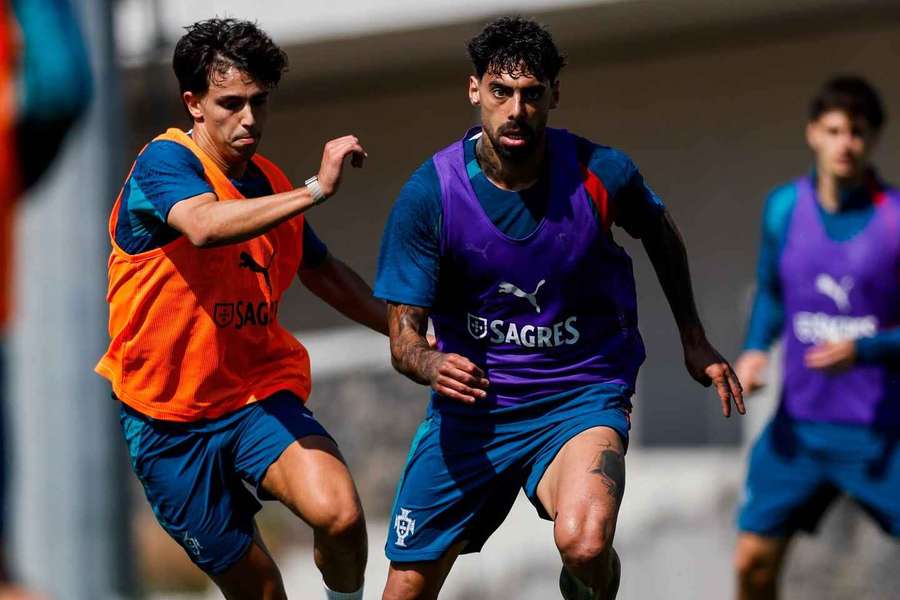 Samu Costa e João Félix num treino Samu Costa e João Félix num treino
