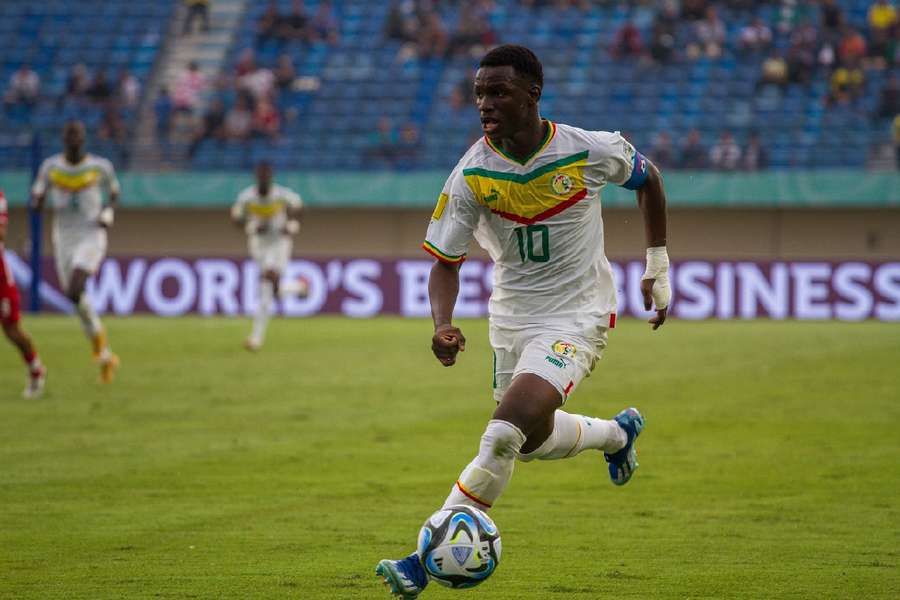 Amara Diouf com a bola Amara Diouf com a bola