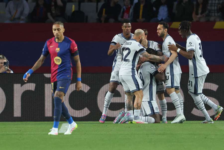 I giocatori dell'Inter esultano dopo il gol di Thuram