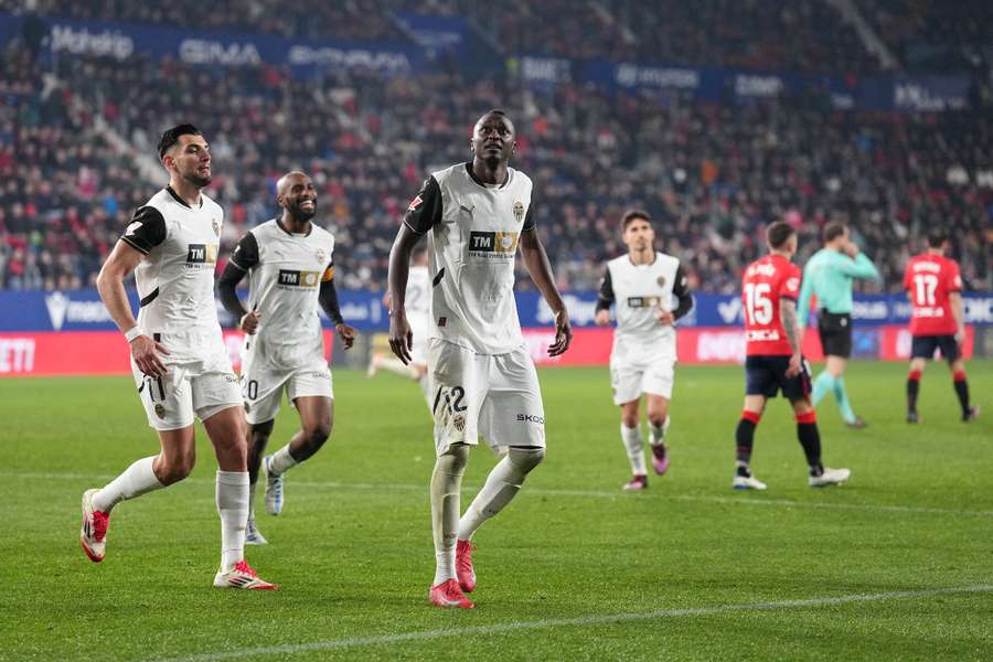 Umar Sadiq celebra con sus compañeros el 3-3