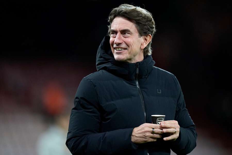 Thomas Frank mit der Arsenal-Tasse. Thomas Frank mit der Arsenal-Tasse.