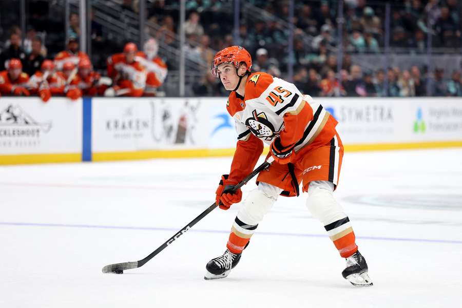 Anaheim Ducks' Beckett Sennecke lines up a shot (2025) Anaheim Ducks' Beckett Sennecke lines up a shot (2025)
