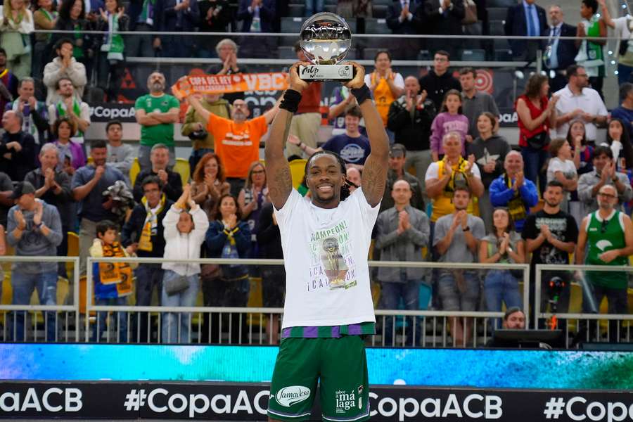 Kendrick Perry levanta el trofeo que le acredita como MVP de la Copa del Rey 2025 en Gran Canaria