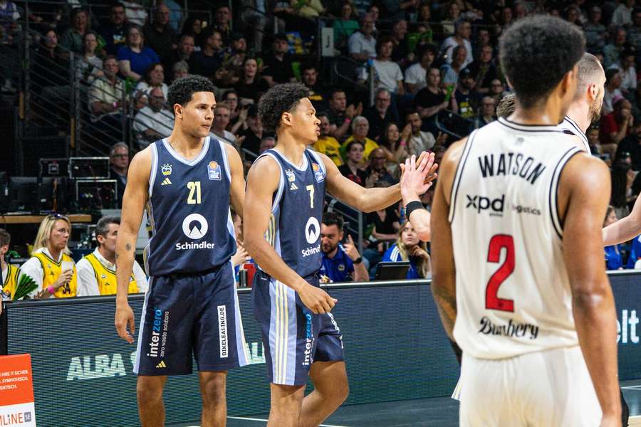 Jack Kayil (m.) und Alba Berlin stehen vor dem Einzug ins BBL-Finale
