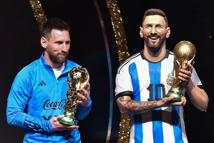Messi ao lado da estátua Messi ao lado da estátua