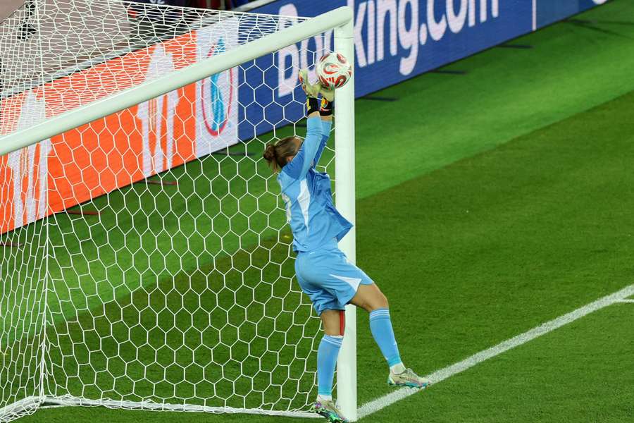 Cata Coll evita el gol de Alemania en el lanzamiento de Klara Bühl