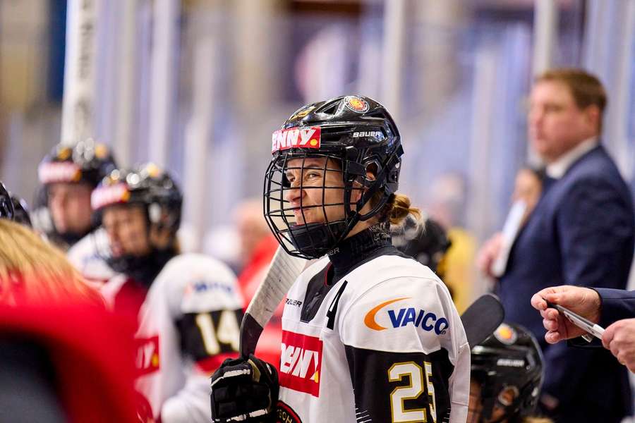Laura Kluge will die deutsche Eishockey-Nationalmannschaft bei der Weltmeisterschaft zu einer Medaille führen.