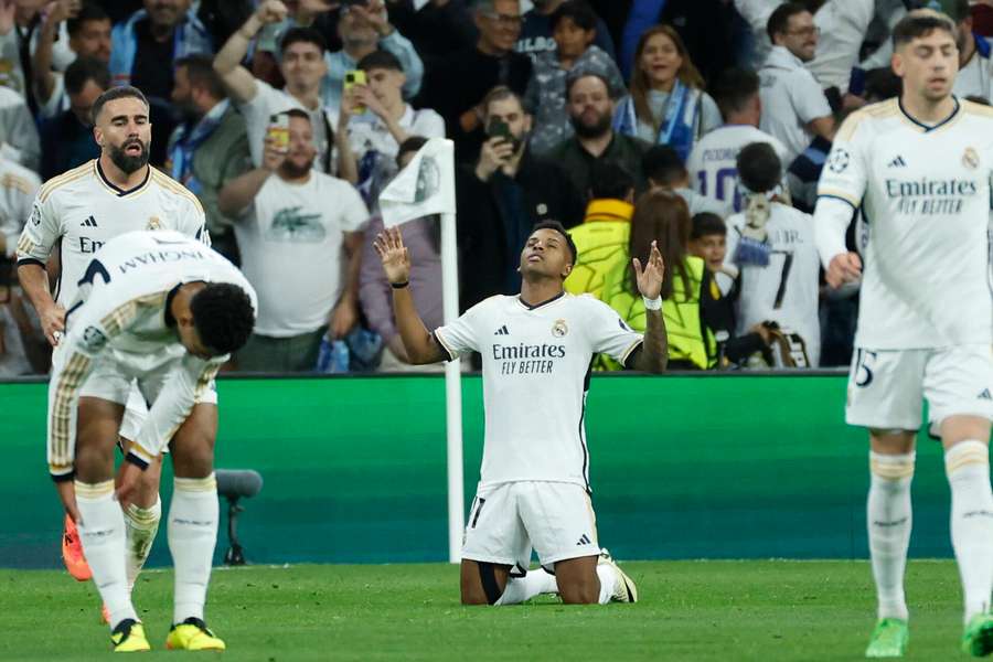 Rodrygo świętujący trafienie na Santiago Bernabeu