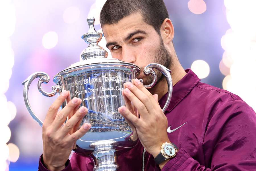 Alcaraz, con su trofeo