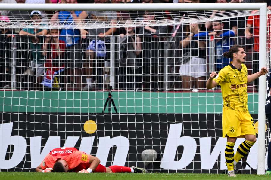 Sabitzer celebrates scoring in the German Cup