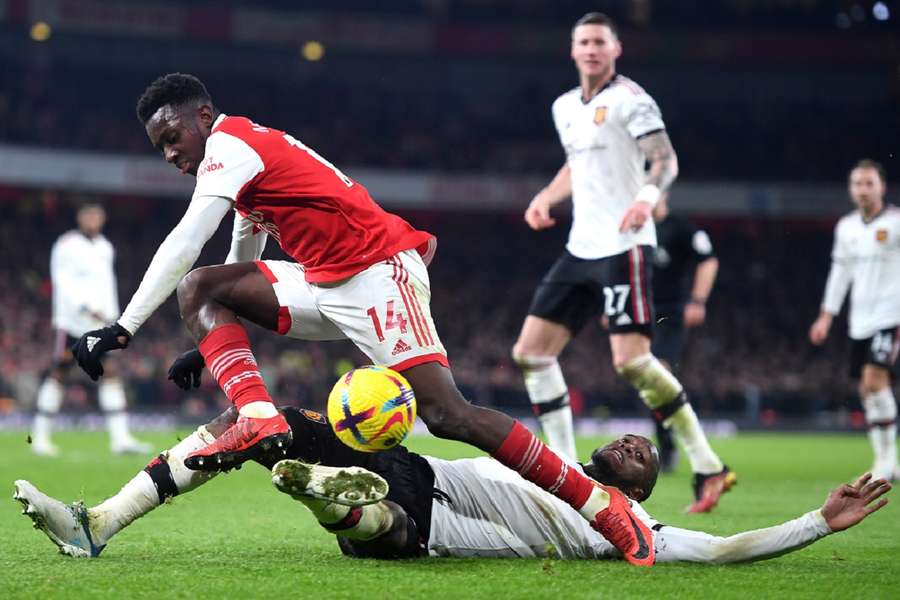 Arsenal's Eddie Nketiah probeert langs Antony te komen
