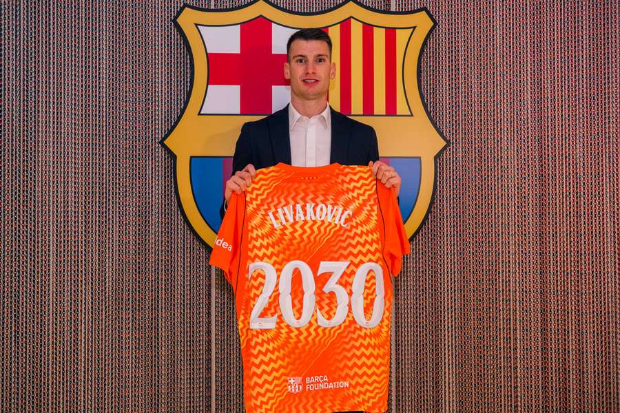 Livakovic, nouveau gardien du but de Barcelone. Livakovic, nouveau gardien du but de Barcelone.