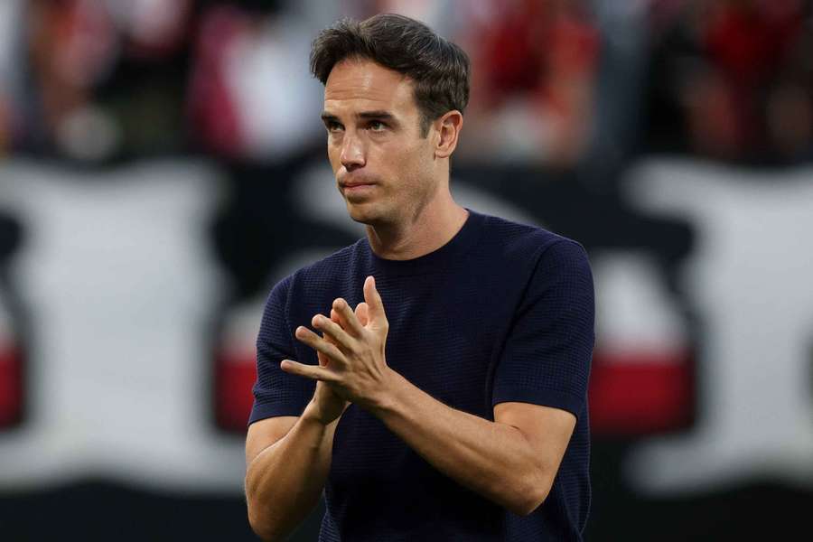 Iñigo Pérez, agradeciendo a la afición rayista su apoyo en la ida ante el Estrasburgo