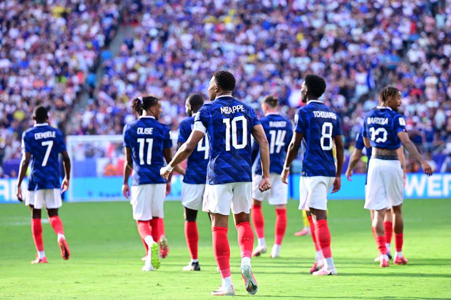 France cruise past Sweden. France cruise past Sweden.