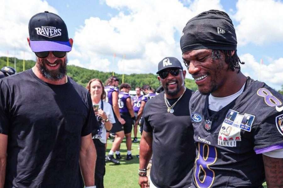 Encontro entre Lamar Jackson e Michael Phelps durante treino dos Ravens Encontro entre Lamar Jackson e Michael Phelps durante treino dos Ravens