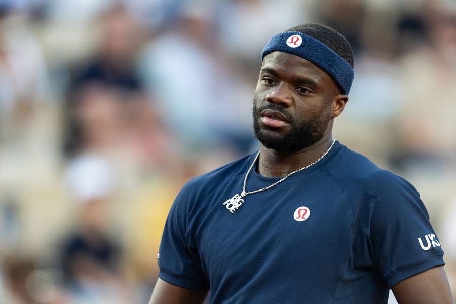 Tiafoe zahodil obrovský náskok a čtvrtfinále neobhájil. Tiafoe zahodil obrovský náskok a čtvrtfinále neobhájil.