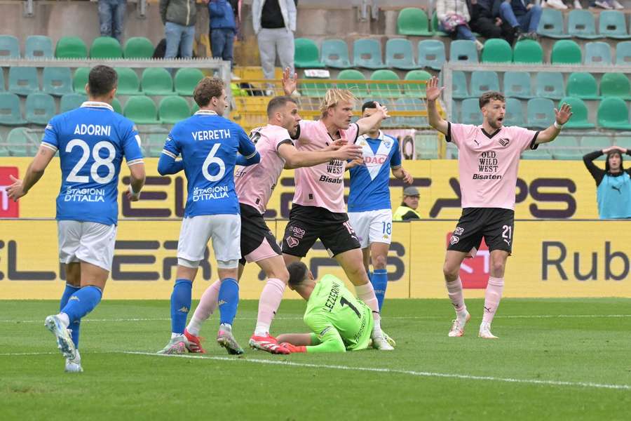 I giocatori del Palermo durante il match contro il Brescia